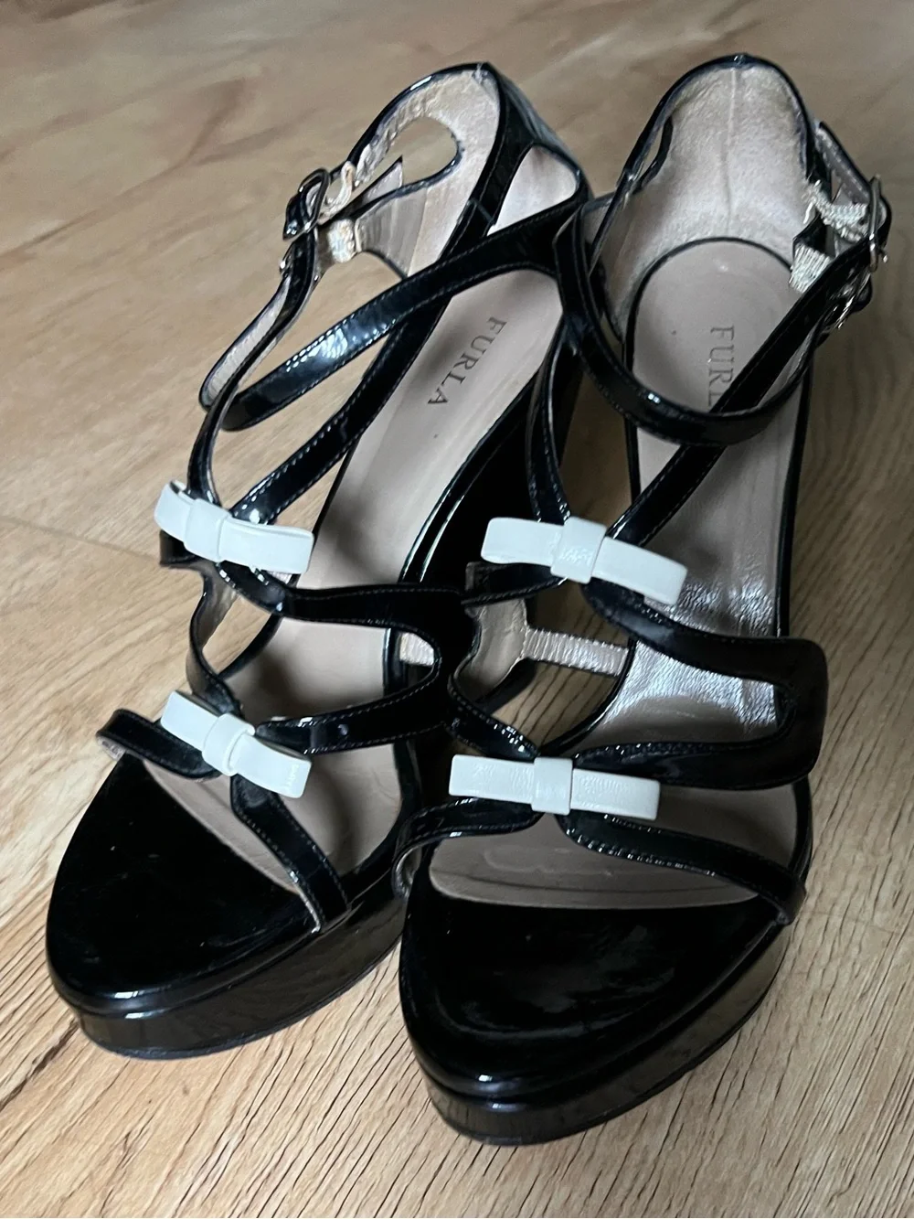 Furla Vero Cuoio Patent Leather Wedge/Platform Bow Sandals